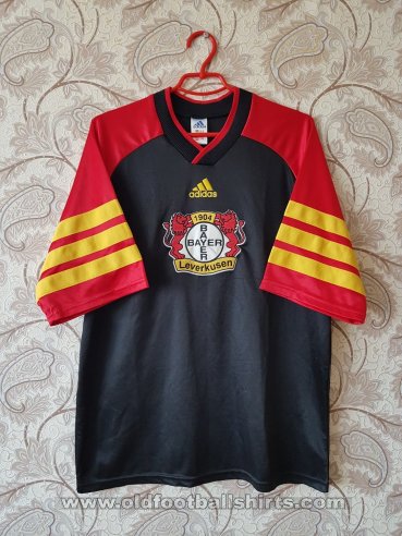 Bayer 04 Leverkusen Training/Leisure football shirt 1998 - 1999