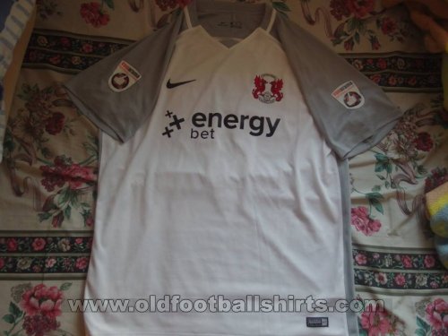 Leyton Orient Üçüncü futbol forması 2017 - 2018