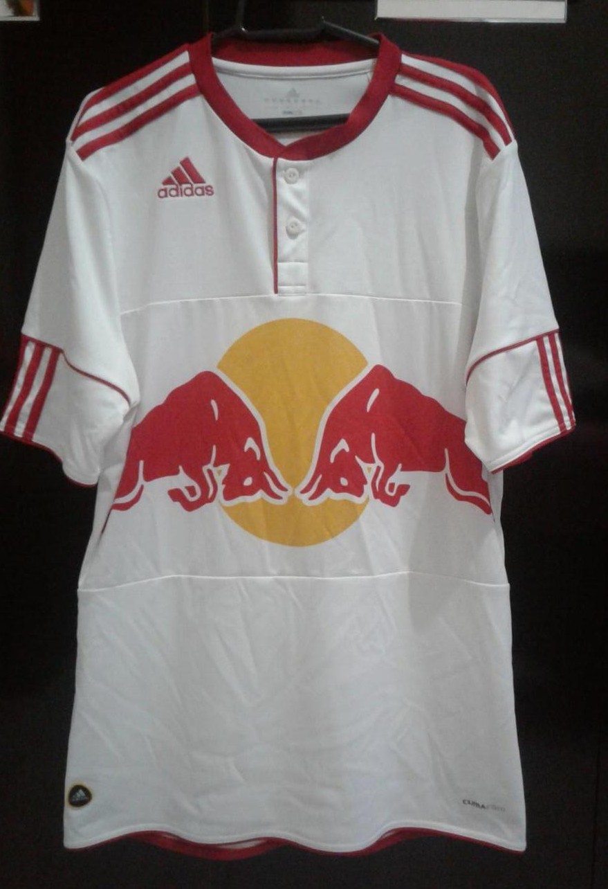 Ganar control Perímetro neutral Red Bull Salzburg Home Camiseta de Fútbol 2010 - 2012. Sponsored by Red Bull