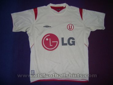 Universitario Home football shirt 2004