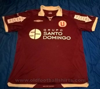 Universitario Away football shirt 2011