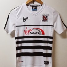 Darlington Home futbol forması 2017 - 2018 sponsored by Virgin Trains