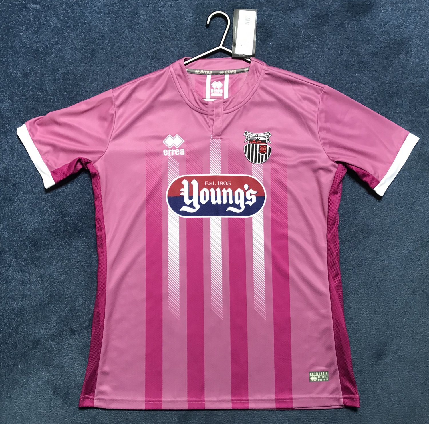 Cheltenham Town FC: presentata la nuova maglia away per la stagione