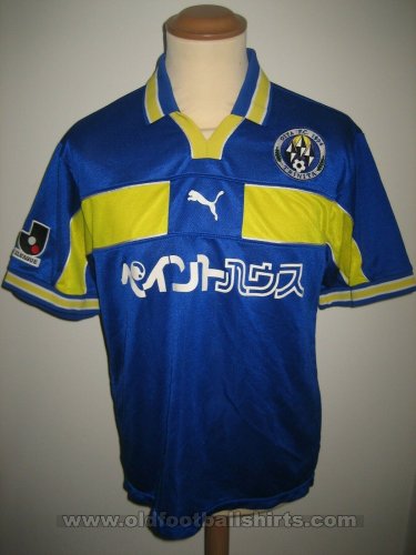 Oita Trinita Home baju bolasepak (unknown year)