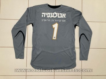 Hapoel Tel-Aviv Goalkeeper football shirt 2011 - 2010